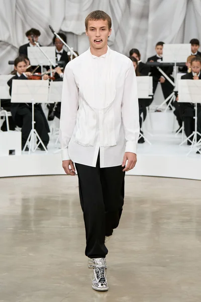 Look 50